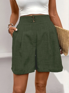 Detail einer olivgrünen High-Waist-Shorts mit Doppelknopf-Dekor und Leinenstruktur