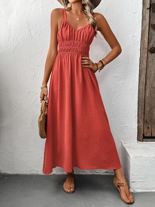 Détail de la taille froncée et texture du tissu de la robe maxi bohème rouille