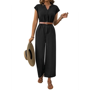 Tuta casual nera da donna con scollo a V, maniche corte, cintura marrone e gamba dritta