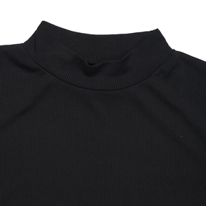 Détail du tissu en maille côtelée noire avec col montant pour robe de femme
