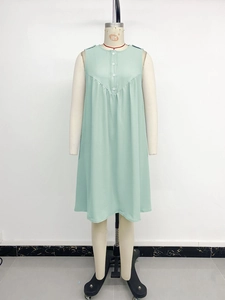 Détail de la robe sans manches vert menthe avec petit col montant et boutons blancs