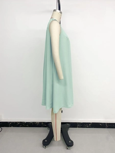 Vue latérale de la robe sans manches vert menthe montrant des plis et une coupe en A