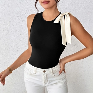 Body noir sans manches avec un grand nœud en satin crème sur l'épaule et coupe ajustée
