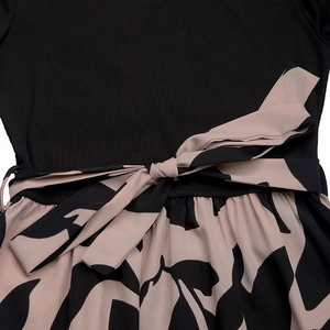 Détail du nœud à la taille sur robe deux-pièces avec haut côtelé et jupe fleurie
