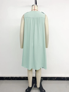 Vue arrière détaillée d'une robe d'été trapèze vert menthe sans manches avec plis au col