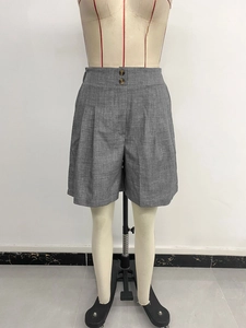 Detailansicht der High-Waist-Shorts mit braunen Knöpfen und Leinenstrukturfalten