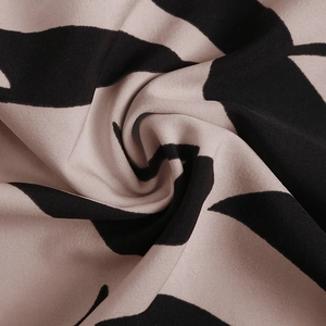 Gros plan sur un tissu doux en polyester avec motif zébré abstrait noir et rose
