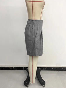 Detail eines grauen High-Waist-Midirocks mit Seitentasche und Leinenstrukturstoff