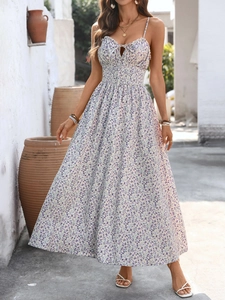 Détail d'une robe longue fleurie avec bretelles à nouer et corsage froncé élastique
