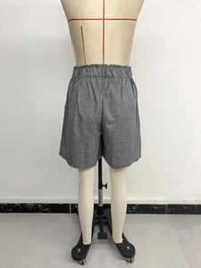 Detailansicht des hohen elastischen Bundes an grauen sommerlichen Leinen-Shorts