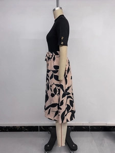 Détail du nœud à la taille et de l'imprimé floral sur cette robe midi élégante