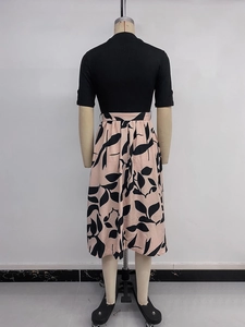 Détail du lien à la taille et de l'imprimé feuilles noires sur la jupe midi pêche