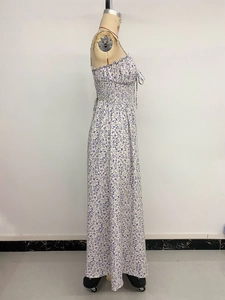 Détail d'une robe longue d'été à fleurs avec taille froncée et fines bretelles spaghetti
