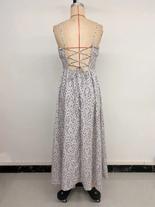 Détail de la robe fleurie avec dos nu et bretelles croisées à lacets sur le mannequin
