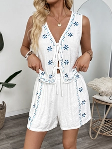 Détails de l'ensemble bohème blanc brodé avec gilet à nouer et short à fleurs bleues