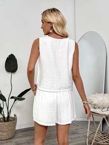 Vue arrière d'un ensemble deux pièces blanc pour femme avec haut sans manches et short