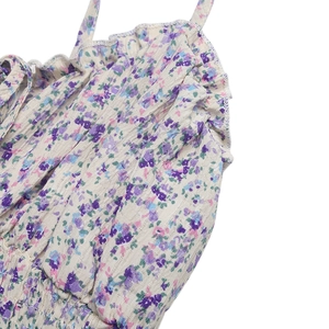 Détail d'une robe d'été à fleurs avec taille élastique froncée et bordures à volants