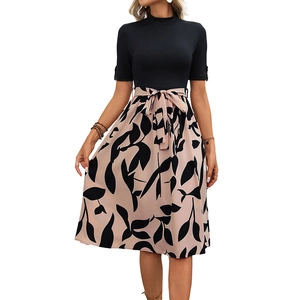 Robe trapèze élégante avec haut à col montant noir et jupe rose à imprimé de feuilles