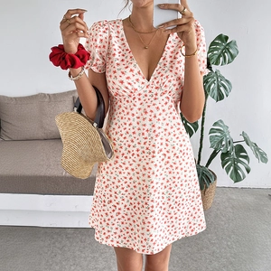 Mini robe d'été fleurie avec col en V, manches bouffantes et dos ouvert élégant