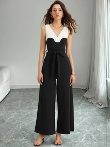 Detail eines farblich abgesetzten ärmellosen Jumpsuits mit V-Ausschnitt und Bindegürtel