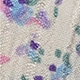 Détail macro du tissu de robe d'été avec imprimé floral et paillettes scintillantes