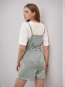 Detailansicht der Rückseite und des Bindegürtels am gestreiften Jumpsuit mit weißem T-Shirt