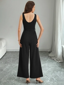 Rückansicht eines ärmellosen schwarzen Jumpsuits mit weitem Bein und verdecktem Reißverschluss