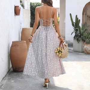 Robe longue fleurie violette avec dos lacé et jupe en A pour les vacances d'été