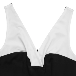 Detail eines eleganten tiefen V-Ausschnitts mit schwarz-weißem Colorblock-Design