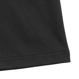 Detailaufnahme vom schwarzen Jumpsuit-Saum mit Doppelnaht und glatter Stofftextur
