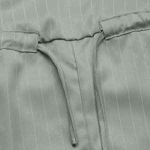 Detail der Taille und des Bindegürtels am grau gestreiften Jumpsuit mit weitem Bein