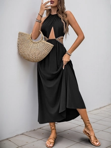 Détail de la taille évidée sur une robe longue noire avec motifs ethniques colorés