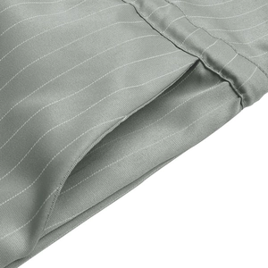 Detaillierte Makroansicht von grauem Nadelstreifenstoff und hochwertigen Taschennähten für Overalls