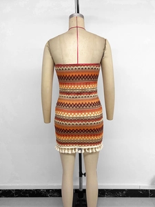 Détails du dos de la robe bustier à rayures avec motifs géométriques bohèmes et franges