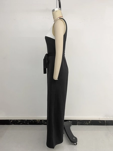 Detail der Taille mit Schleife an einem schwarz-weißen ärmellosen V-Ausschnitt Jumpsuit