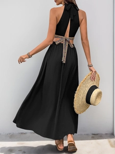 Détail de robe longue noire dos nu avec des attaches géométriques colorées à la taille