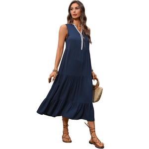 Robe longue bleu marine sans manches avec col en V en dentelle et jupe à trois couches