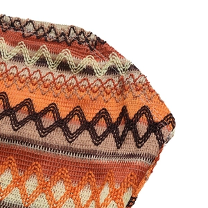 Gros plan sur le tricot chevron aux broderies colorées pour robe de plage moulante