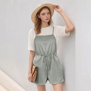 Gestreifter grau-grüner Jumpsuit und weißes T-Shirt Set mit Kordelzug-Taille