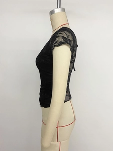 Détail de la dentelle florale noire délicate et du panneau arrière transparent du haut