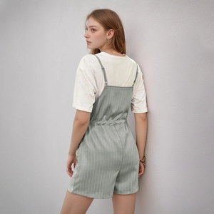 Gestreifter hellgrüner Jumpsuit mit weißem T-Shirt und elastischer Taille für den Sommer