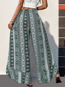 Détail d'un pantalon large à taille haute aux motifs géométriques bohèmes verts