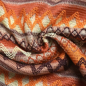 Détail d'un tricot à rayures zigzag colorées avec texture au crochet et style bohème