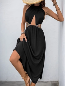 Détail de la taille évidée avec broderie ethnique sur la robe longue licou noire