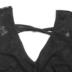 Détail macro du tissu en dentelle noire avec col en V et cordon de serrage ajustable