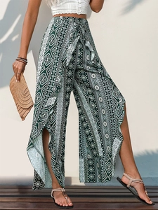 Détail de pantalon bohème à taille haute avec fentes latérales et nœud décoratif