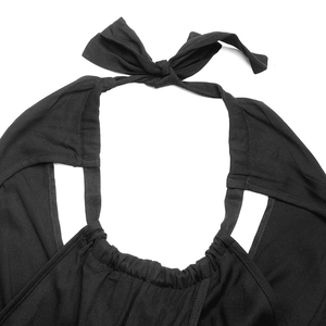 Détail d'une robe noire à col licou avec encolure plissée et nœud élégant en ruban