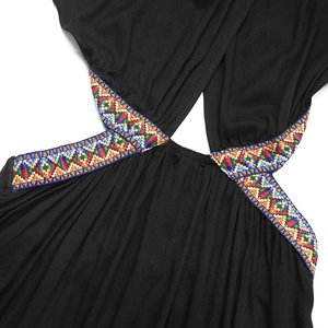 Détail de la taille ajourée avec broderie ethnique sur robe longue d'été noire
