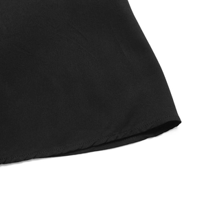 Vue détaillée du tissu noir lisse et de l'ourlet à double aiguille soigné de la robe