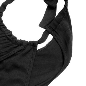 Détail du décolleté dos nu noir avec tissu plissé et cordon de serrage sur la robe